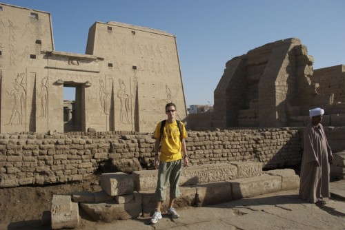 Votre serviteur devant le temple d'Horus @ Edfu, Egypte (2009)