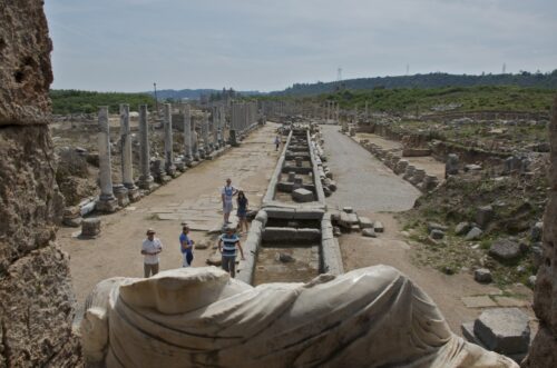 La voie à colonnes, depuis la statue de Kestros, Perge (Turquie - 14 avril 2013)